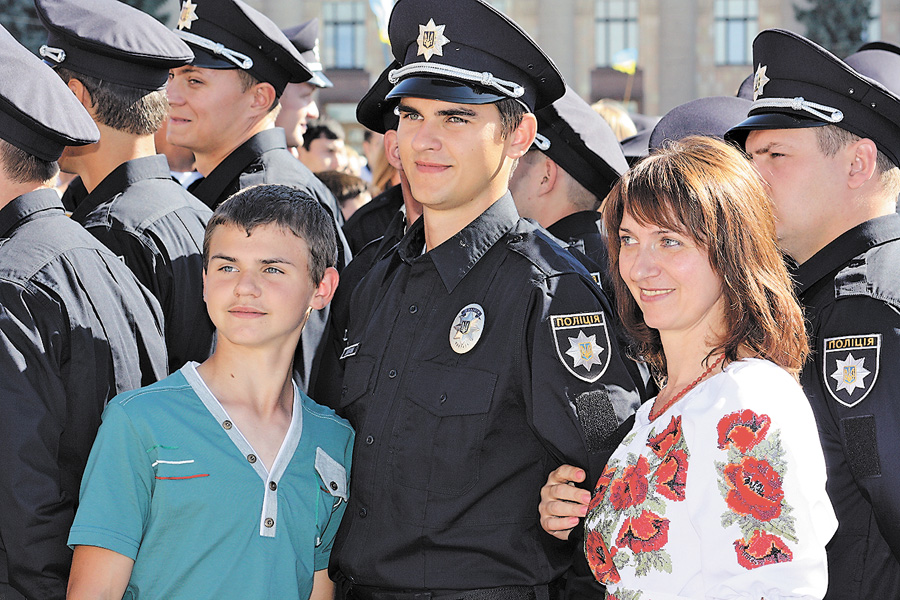 Дітям (і мамам також) подобається фотографуватися з поліцейськими. Фото прес-служби ХНУВС